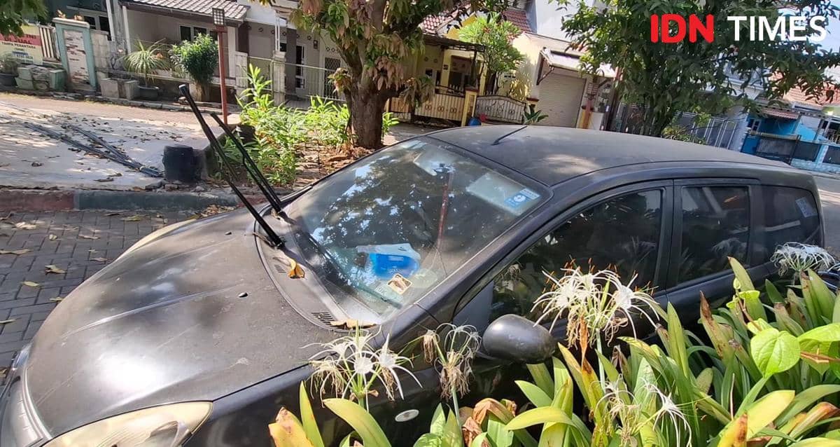Abu vulkanik Gunung Anak Krakatau mulai menyebar hingga Depok, Jawa Barat, Minggu (6/9/2026). (IDN Times/Umi Kalsum)