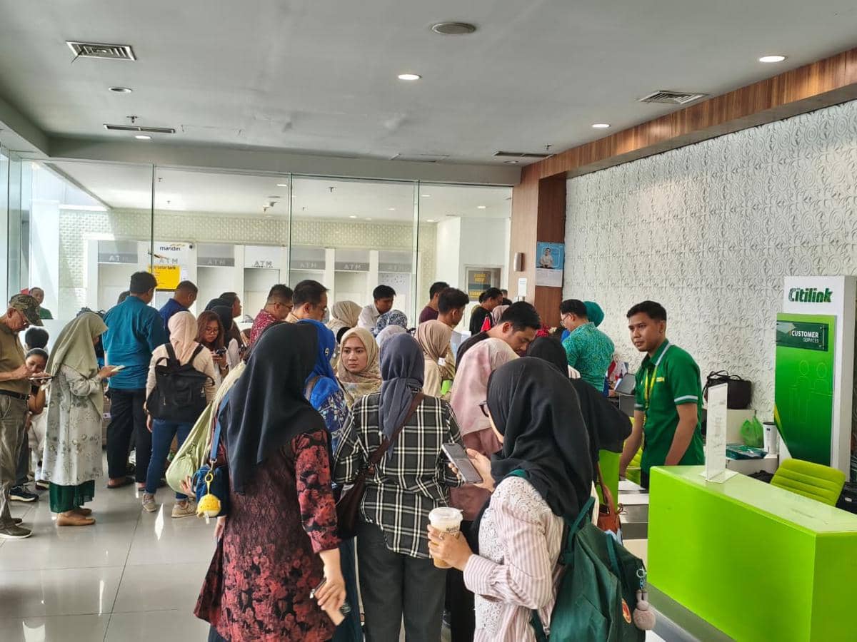 Penumpukan penumpang yang refund di Bandara Ahmad Yani Semarang akibat erupsi Gunung Krakatau. (Dok. Bandara Internasional Ahmad Yani Semara