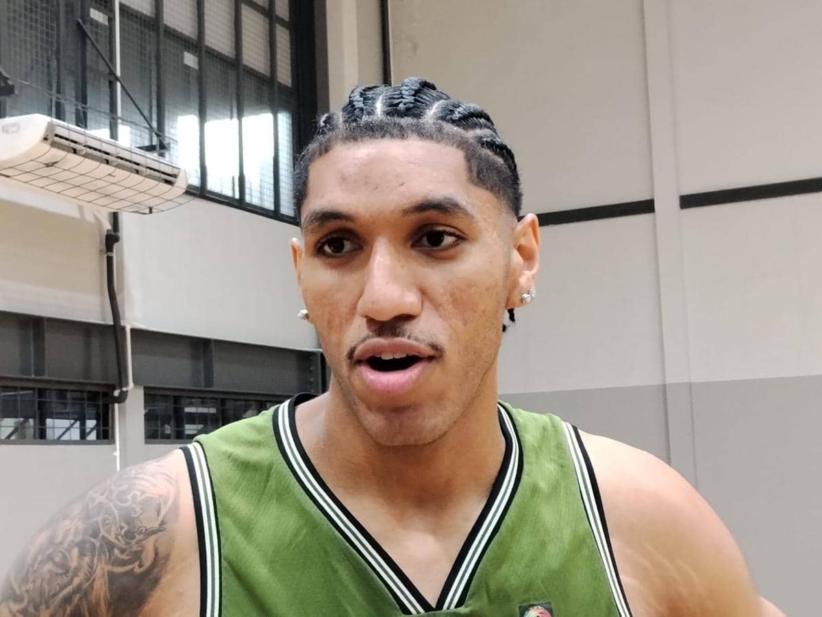 Derrick Michael, pemain Timnas Basket Indonesia, tampil sebagai subjek utama dalam potret dokumentasi IDN Times.