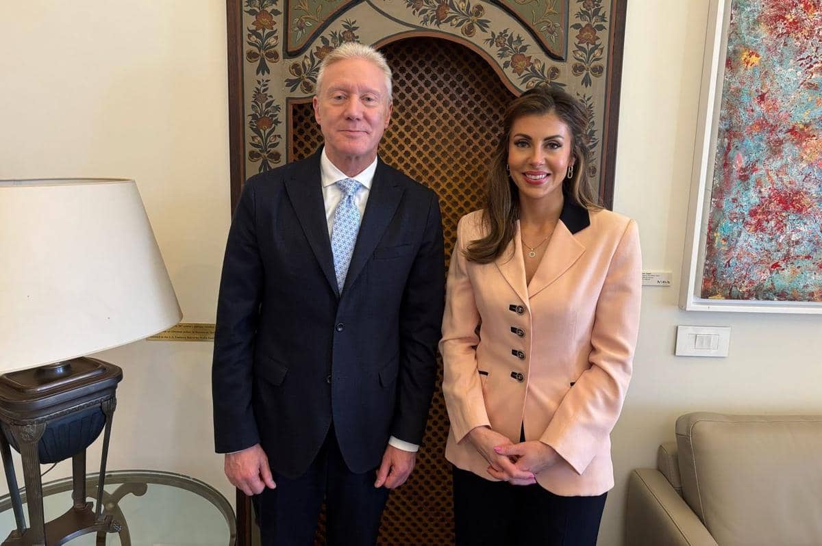 Menteri Luar Negeri Lebanon, Youssef Rajji (kiri), sedang menggelar pertemuan dengan Wakil Utusan Khusus Amerika Serikat, Morgan Ortagus (kanan), di Ibu Kota Beirut pada 7 April 2025.