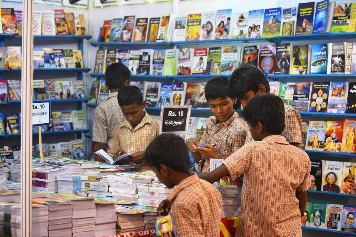 anak-anak memilih buku