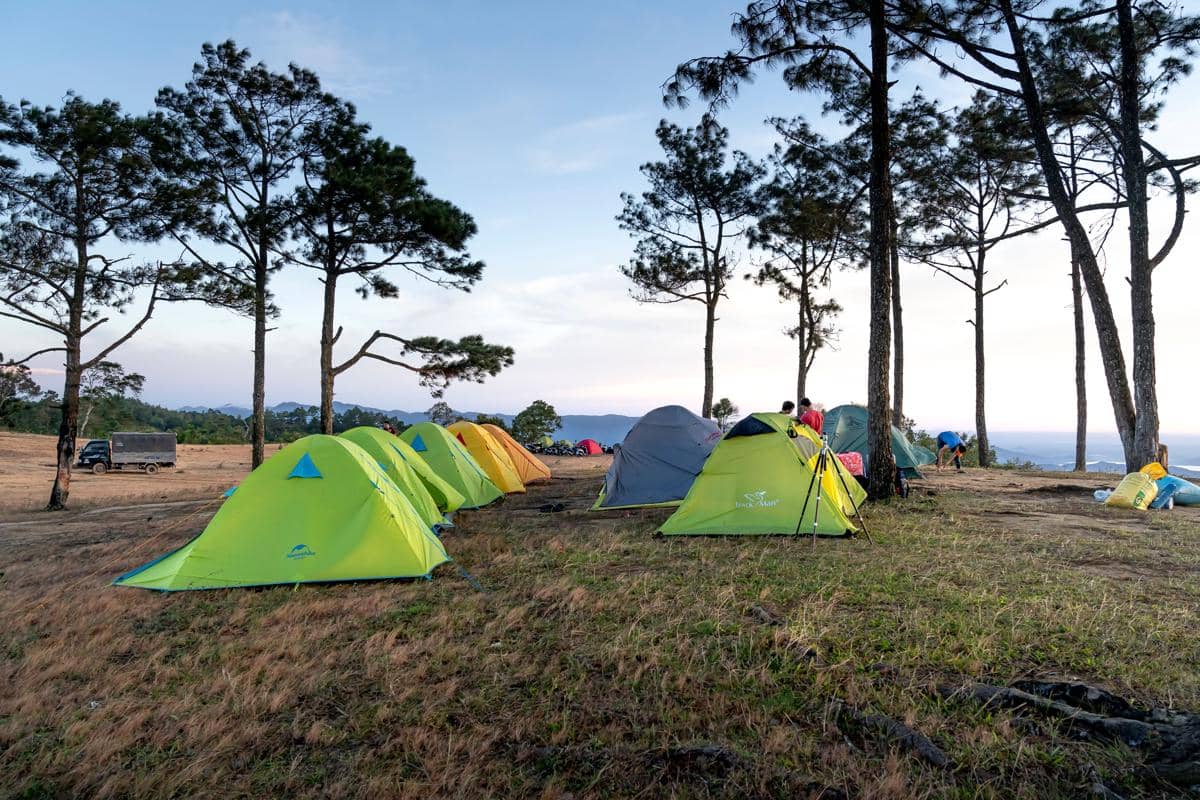 ilustrasi tenda yang berjejer ke samping