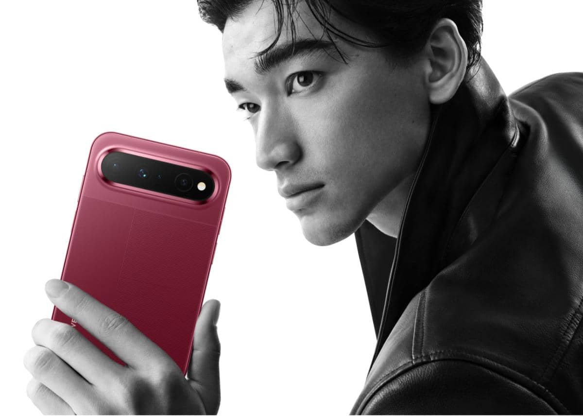 Seseorang memegang HUAWEI Pura X View.