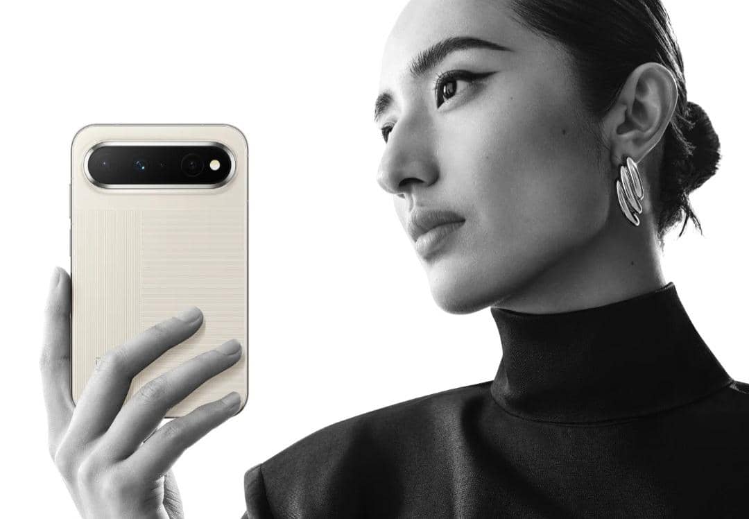 Seseorang memegang HUAWEI Pura X View.