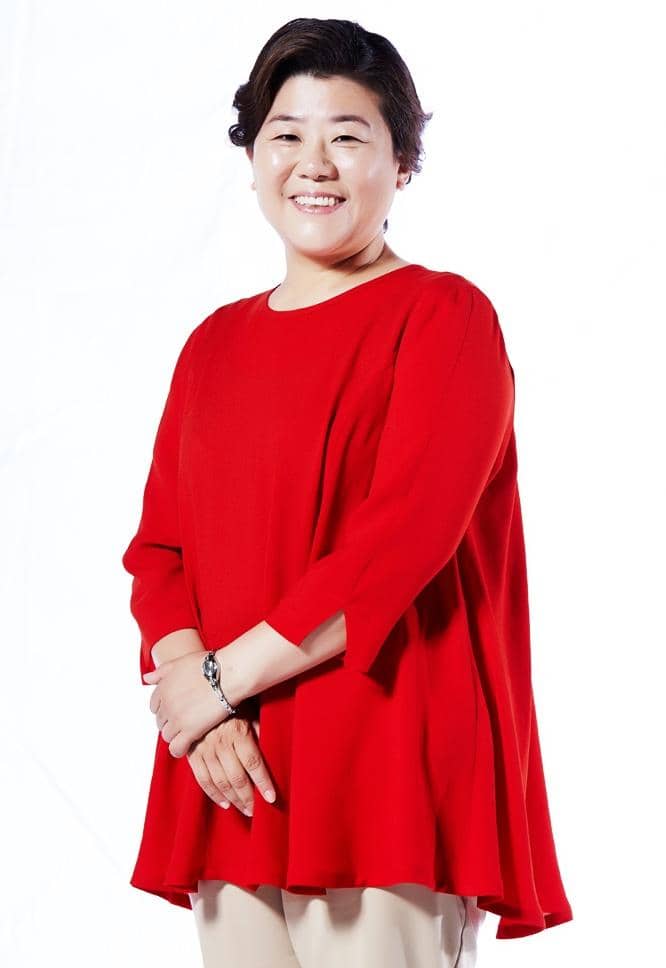 Potret profil Lee Jung Eun sebagai Park Soon Ja dalam drama Korea Only Love dengan ekspresi tenang di situs SBS.