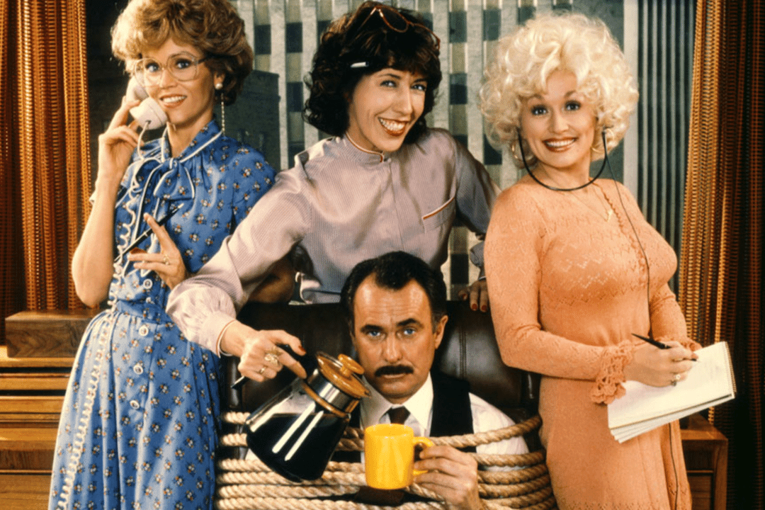 Dolly Parton (paling kanan) dalam film 9 to 5