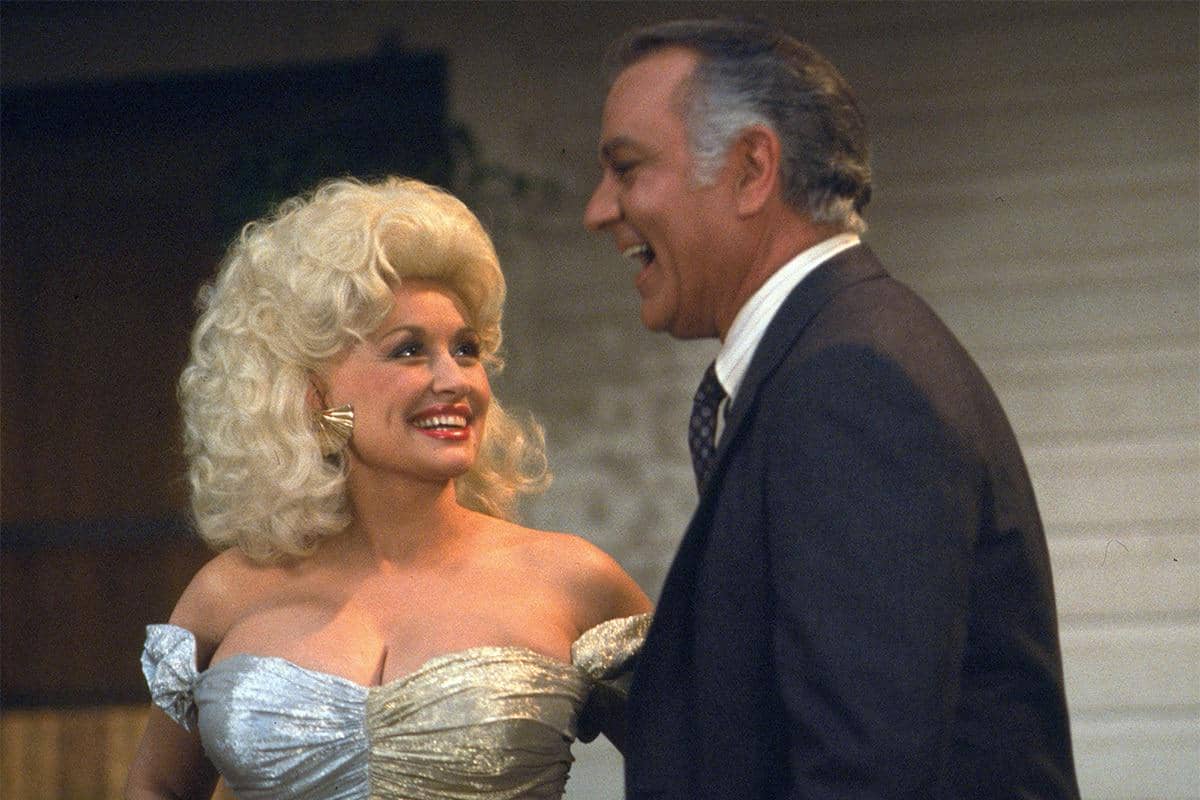 Dolly Parton (kiri) dalam film The Best Little Whorehouse in Texas