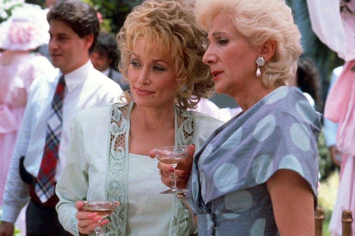 Dolly Parton (kiri) dalam film Steel Magnolias