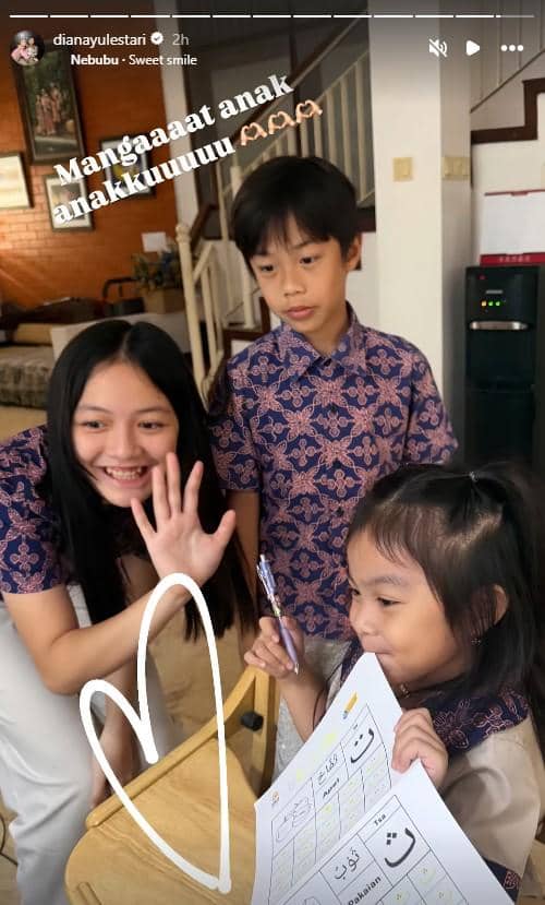 Seorang anak mengikuti kegiatan belajar dari rumah di depan meja selama erupsi Gunung Anak Krakatau.