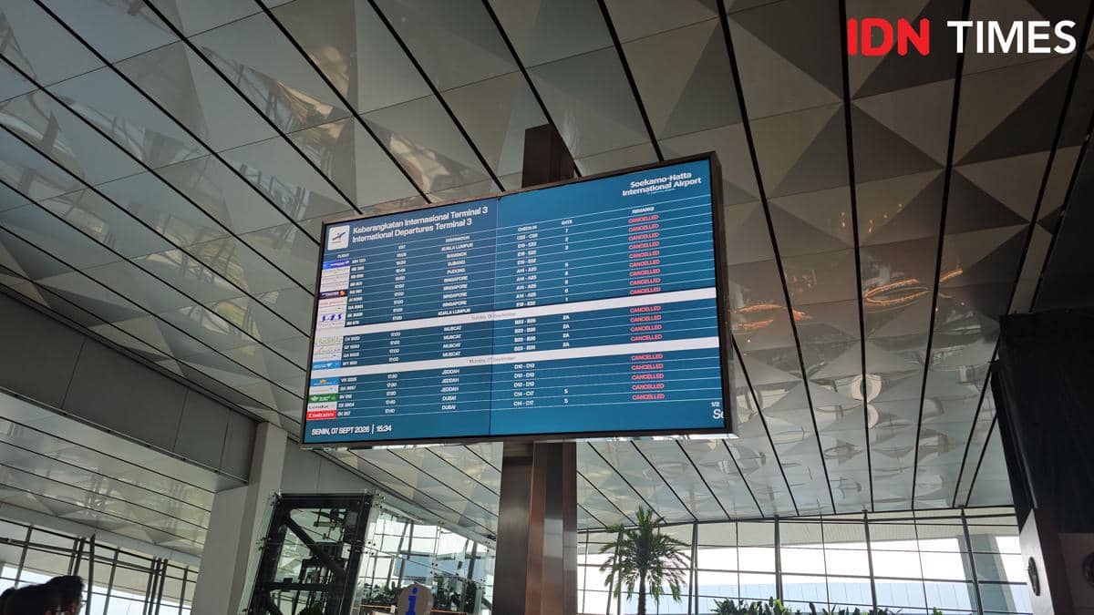 Penumpang berada di area Bandara Soekarno-Hatta setelah bandara ditutup akibat abu vulkanik Gunung Anak Krakatau.