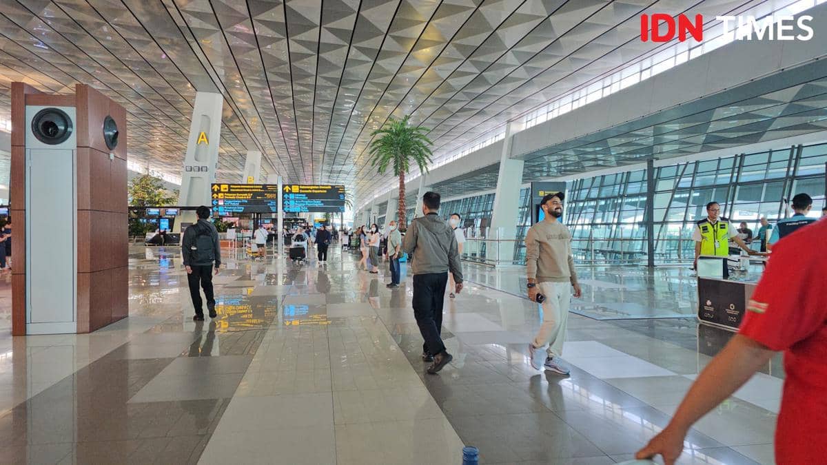 Penumpang berada di area Bandara Soekarno-Hatta setelah penutupan bandara akibat dampak abu vulkanik Gunung Anak Krakatau.