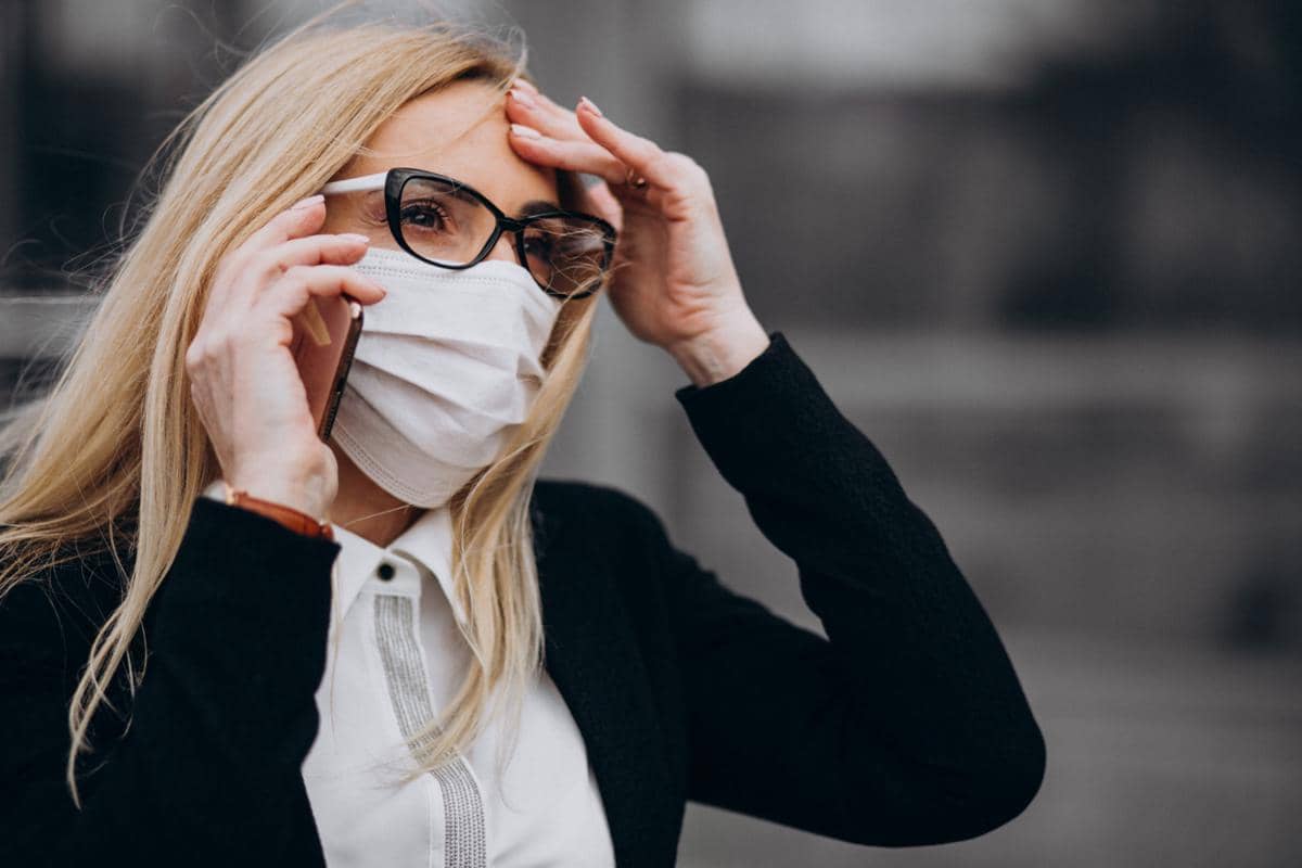 ilustrasi memakai kacamata dan masker