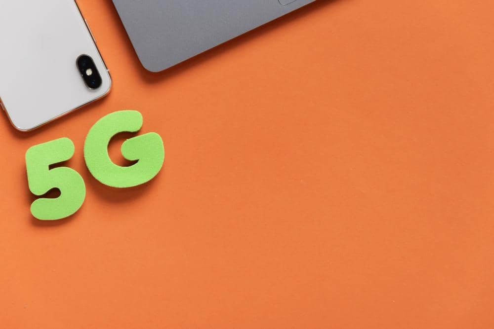 ilustrasi iPhone dan ikon 5G