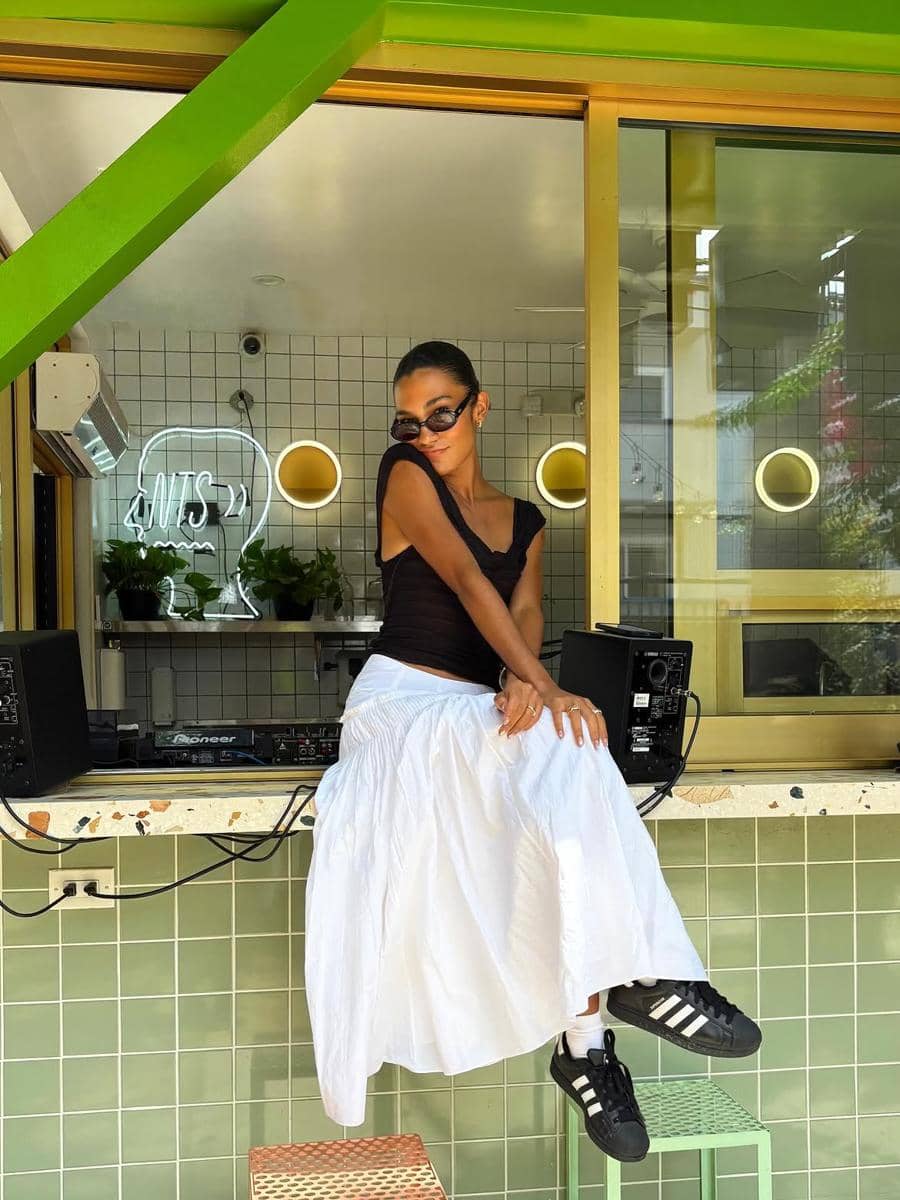 inspirasi gaya casual chic dari Olivia Dean 