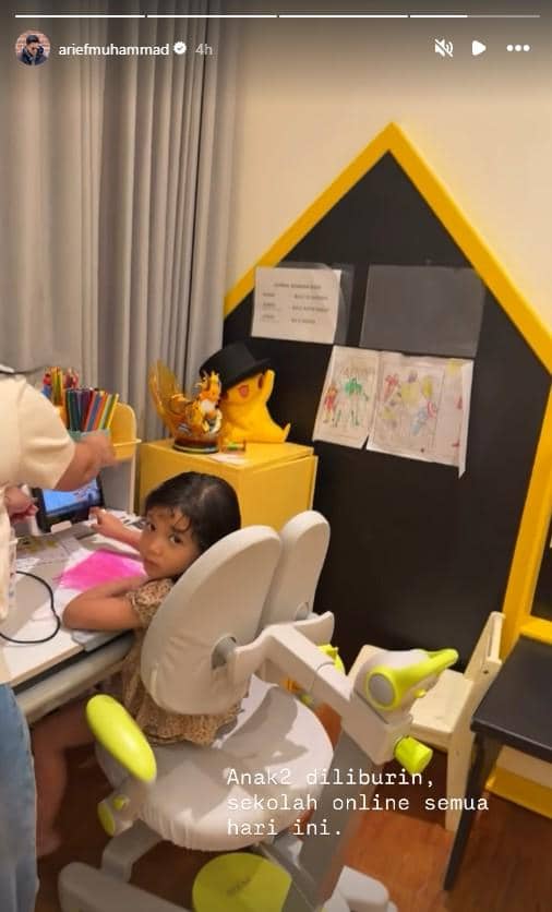 Seorang anak belajar dari rumah memakai perangkat elektronik karena erupsi Gunung Anak Krakatau berlangsung.