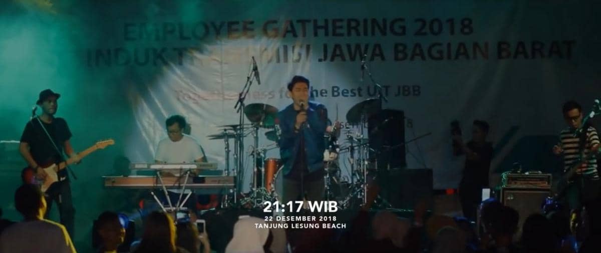 Cuplikan adegan dari film Kemarin dalam materi promosi resmi yang didokumentasikan dan dirilis oleh Netflix.