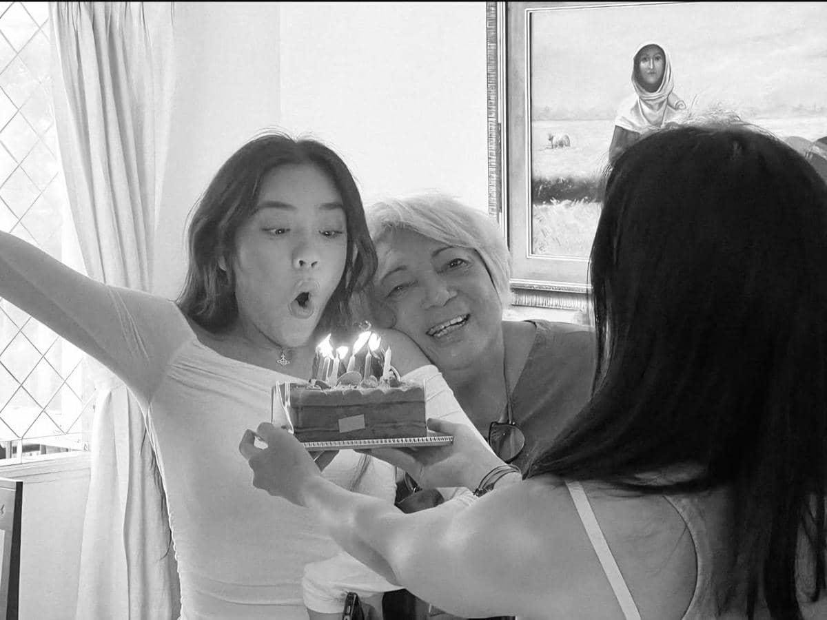 Baila berpose bersama neneknya dalam potret kenangan yang dibagikan melalui akun Instagram @bailafauri.