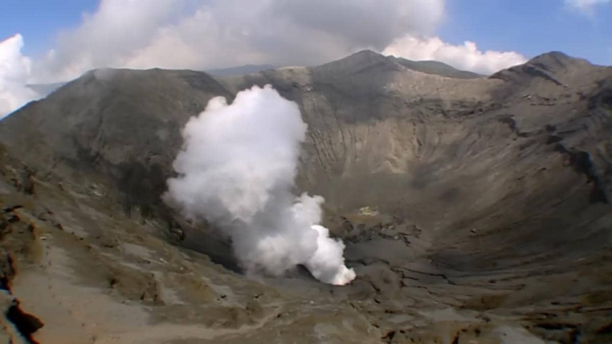 Cuplikan dokumenter Krakatoa produksi PBS yang menggambarkan letusan gunung berapi di kawasan Selat Sunda.