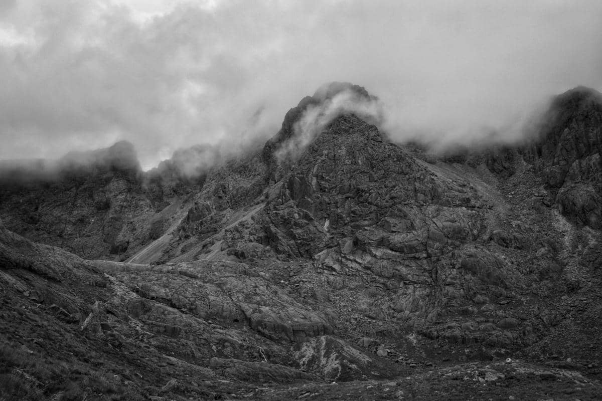 Doa Saat Gunung Meletus, Lengkap dengan Artinya!