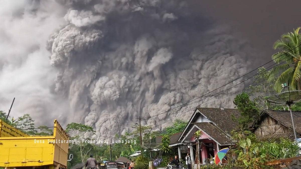 Tangkapan layar cuplikan dokumenter Usap Pilu Semeru yang diunggah kanal YouTube Kabupaten Lumajang.