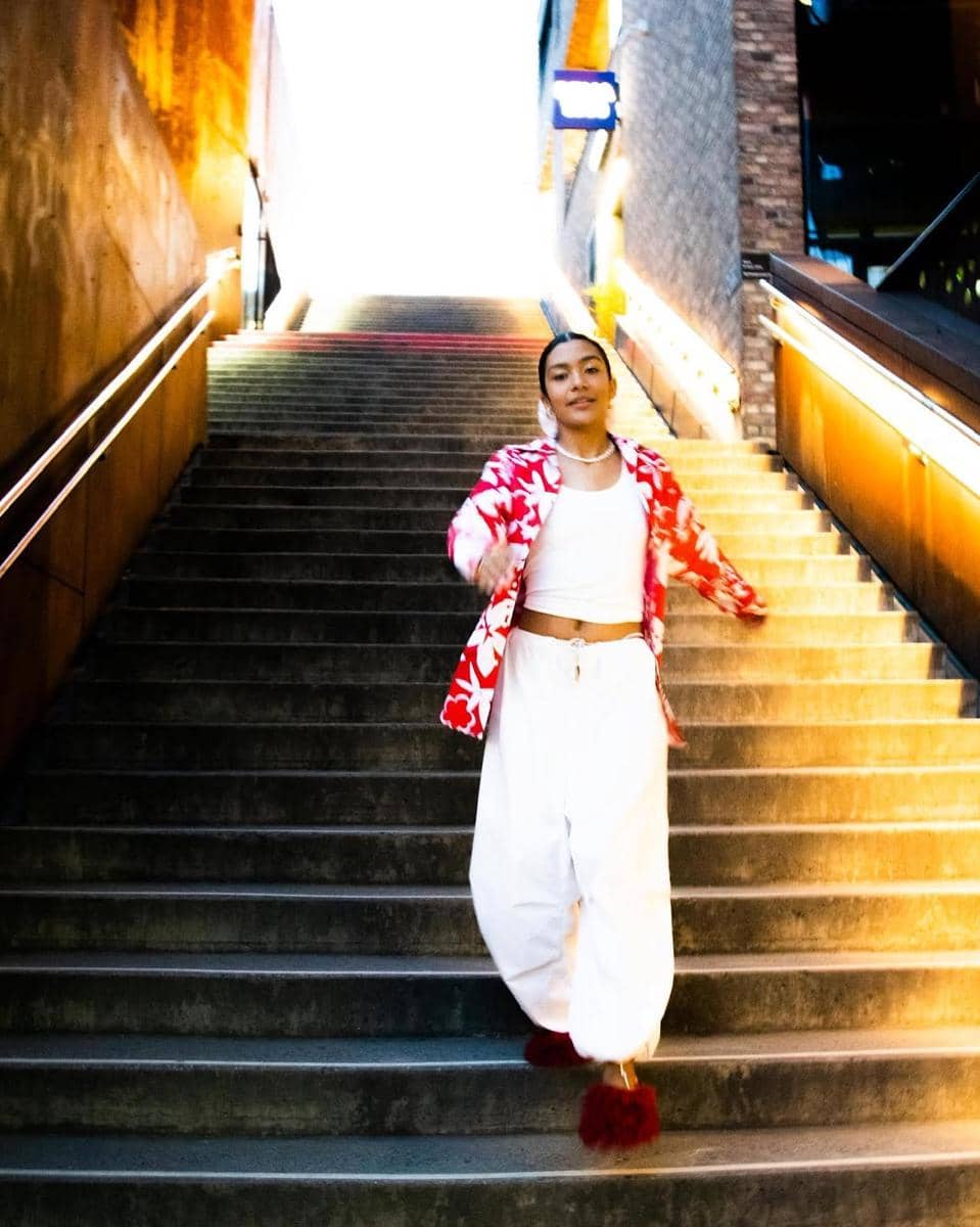 inspirasi gaya casual chic dari Olivia Dean 