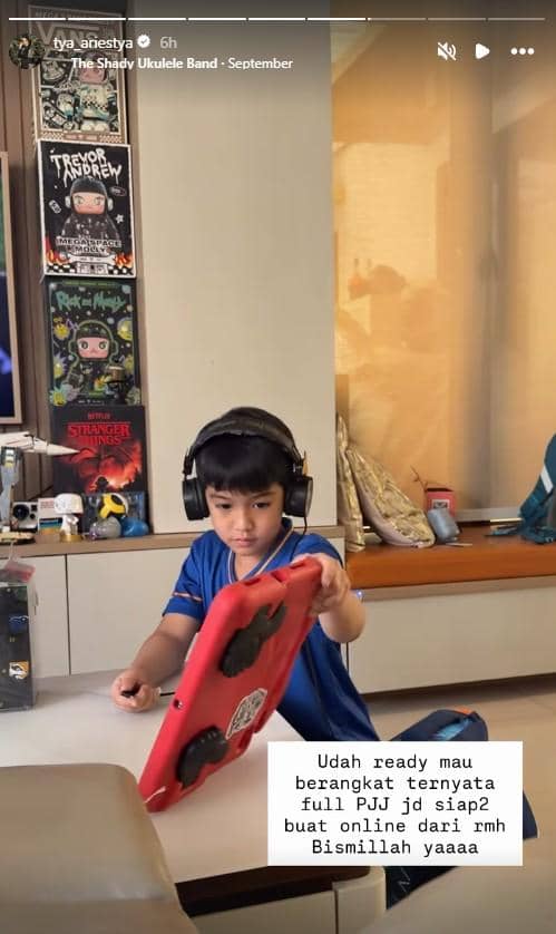 Seorang anak duduk belajar dari rumah dengan buku dan alat tulis sebagai dampak erupsi Gunung Anak Krakatau.