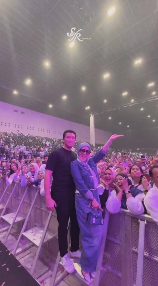 Syahrini Nonton Konser Kahitna 40 Tahun (instagram.com/syr.records)
