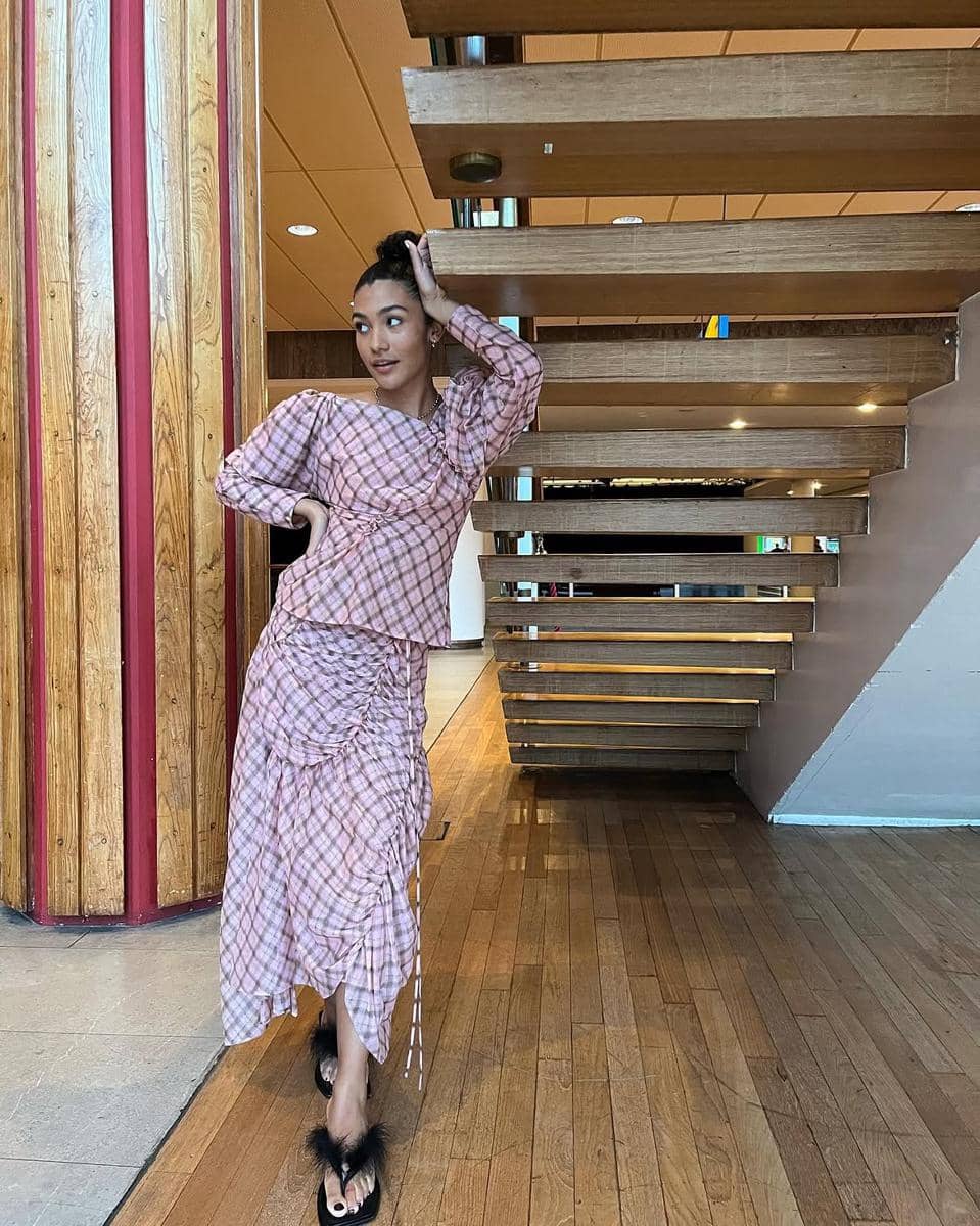 inspirasi gaya casual chic dari Olivia Dean 