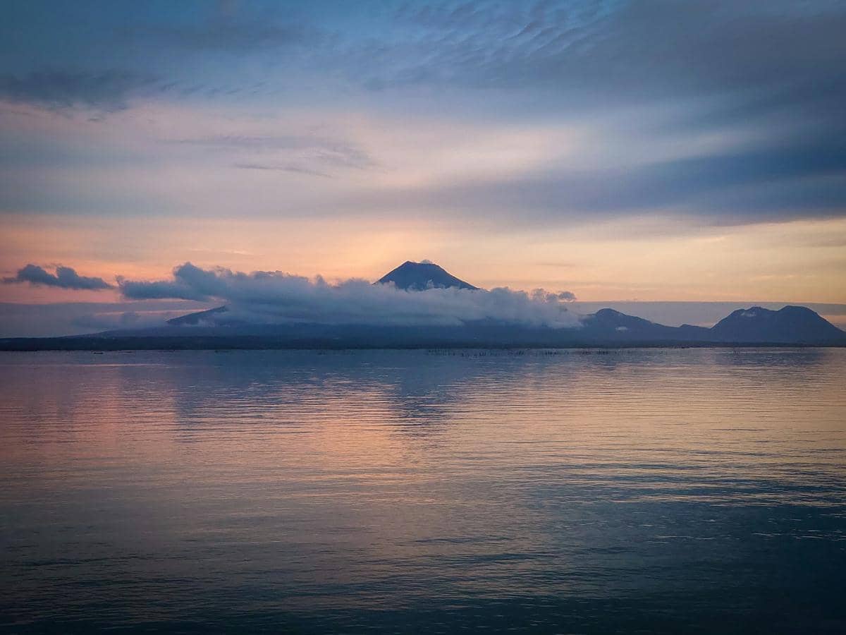 Ilustrasi Gunung Krakatau di tengah Selat Sunda.