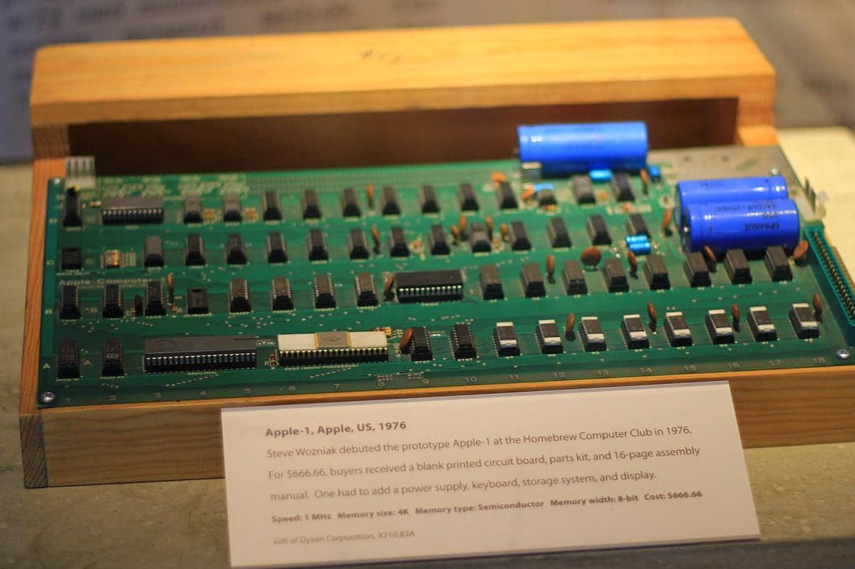 Komputer Apple-1 buatan tahun 1976