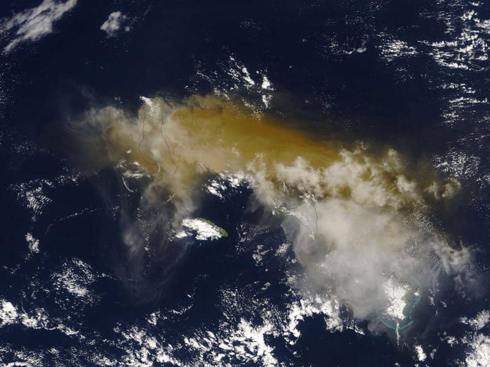 Erupsi Gunung Karthala dari pantauan satelit