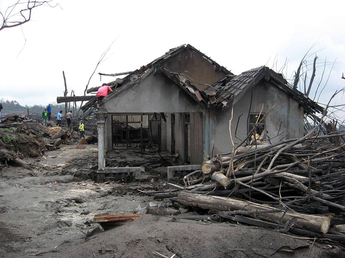 Rumah di Desa Cangkringan tampak rusak berat, tertutup material vulkanik setelah diterjang awan panas erupsi Gunung Merapi 2010.