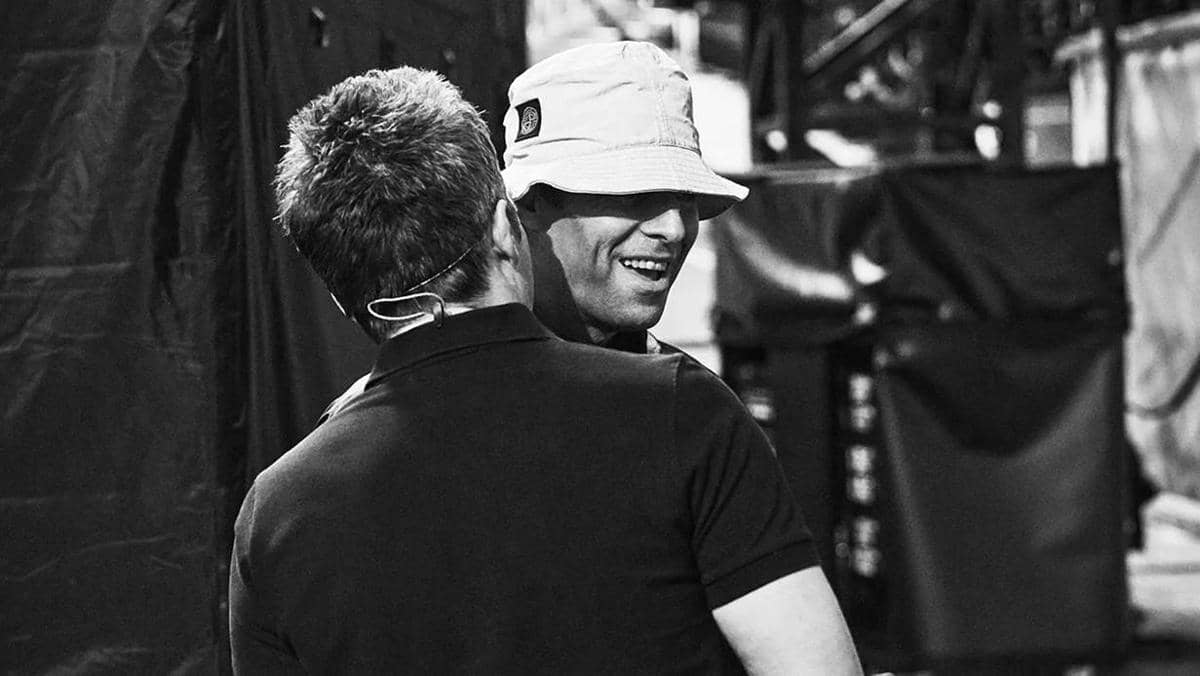 Filmnya dapat standing ovation, Liam dan Noel bergandengan tangan.jpg