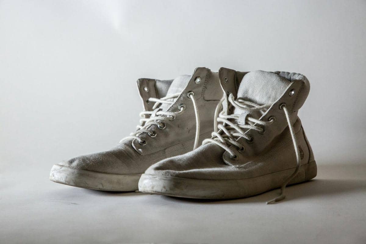 Cara Membersihkan Sepatu yang Terkena Abu Vulkanik