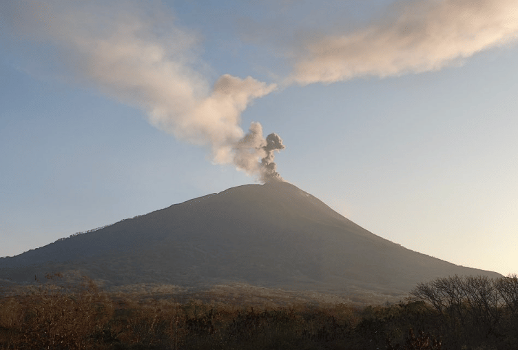 Badan Geologi: Erupsi Anak Krakatau Tak Picu Letusan Gunung Lain