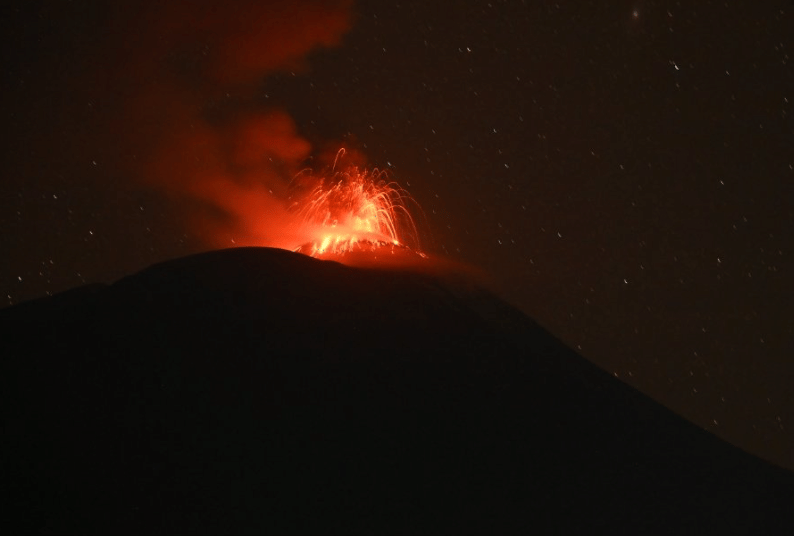 Gunung Illi Lewotolok erupsi pada Minggu, 6 September 2026 malam. (Badan Geologi ESDM)