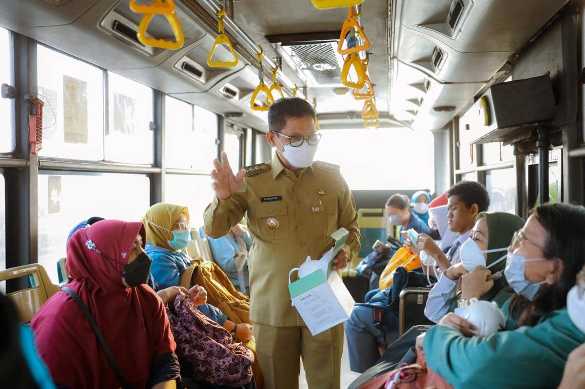 Abu Anak Krakatau Menyebar ke Tangerang, Wali Kota Bagi-bagi Masker