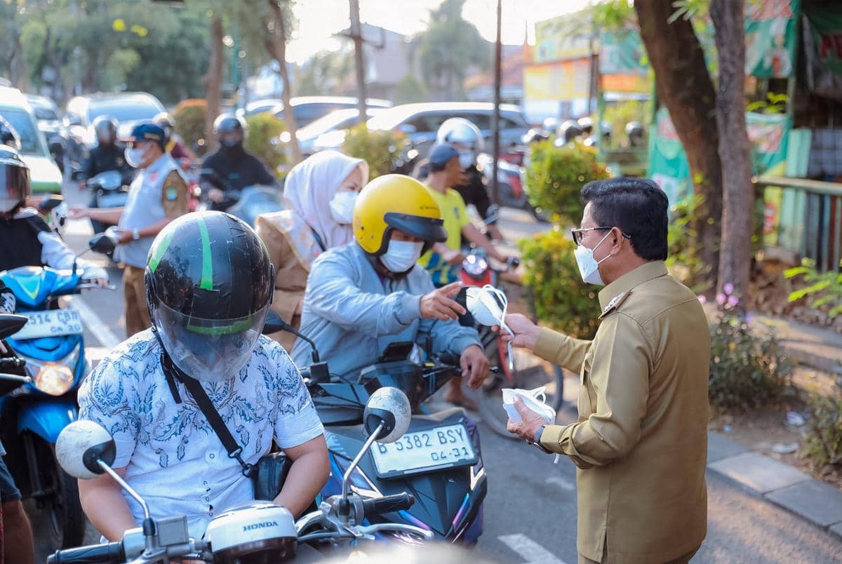 Abu Anak Krakatau Menyebar ke Tangerang, Sachrudin Bagikan Masker (Dok. Pemkot Tangerang)