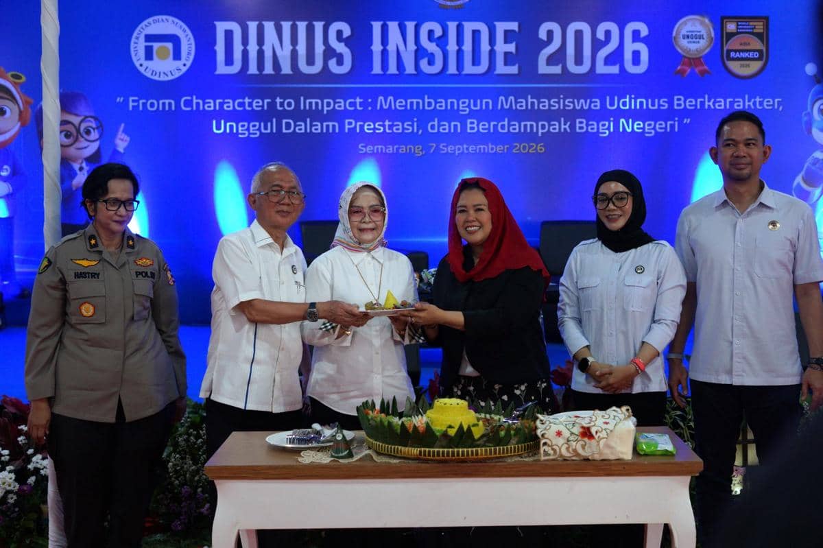 Yenny Wahid bersama jajaran direksi Udinus memotong tumpeng pada perayaan ulang tahun Wahid Foundation ke-22.
