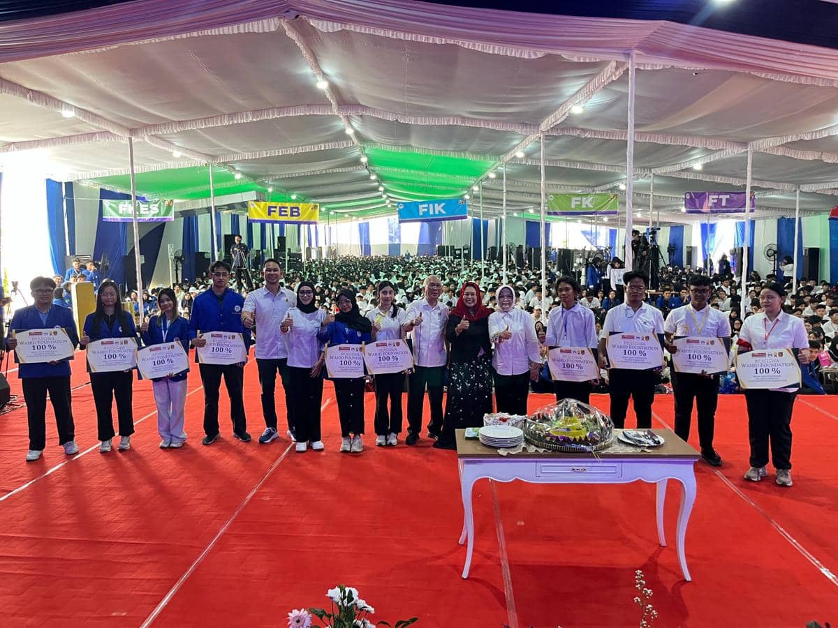 Perwakilan Wahid Foundation berfoto bersama mahasiswa baru Udinus dalam kegiatan di lingkungan kampus.