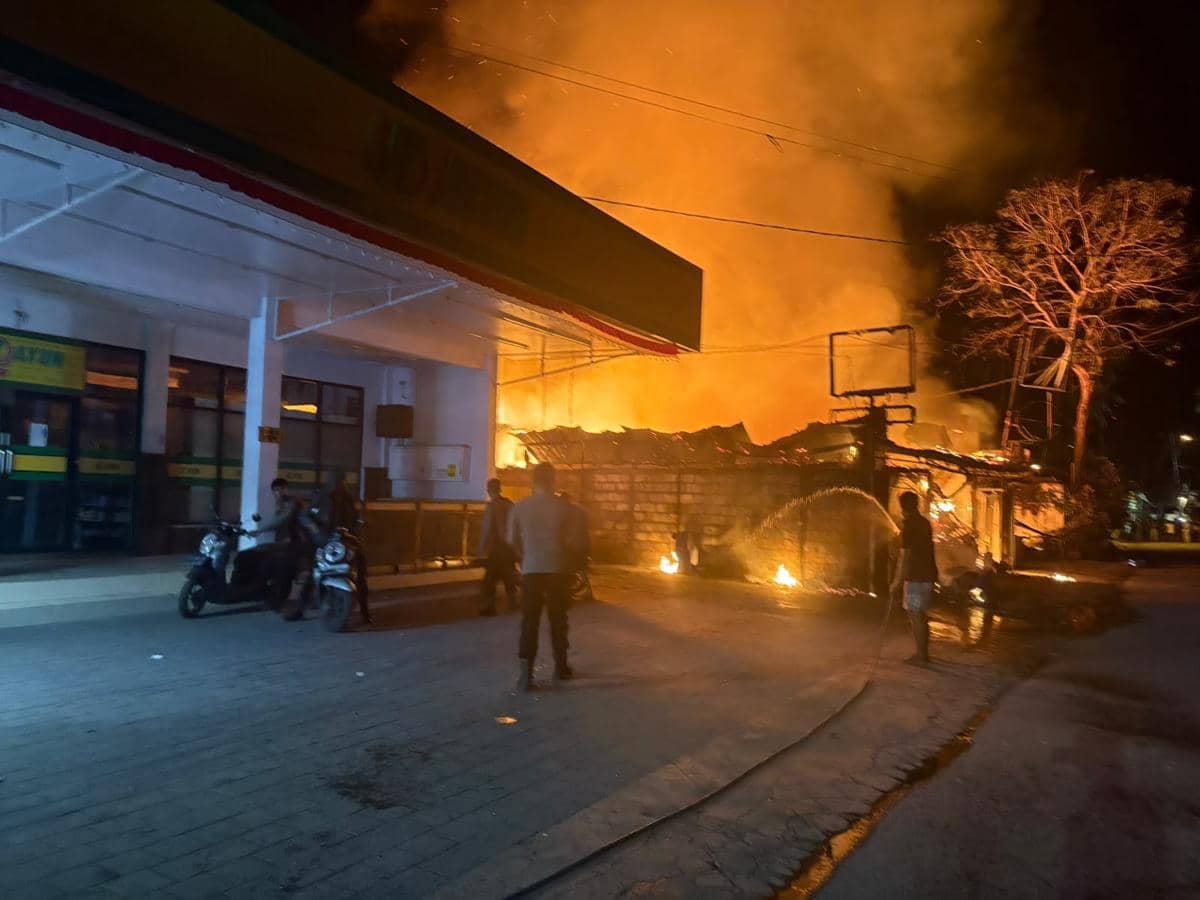 Kafe dan Bar Terbakar di Nusa Penida, Terdengar Suara Ledakan