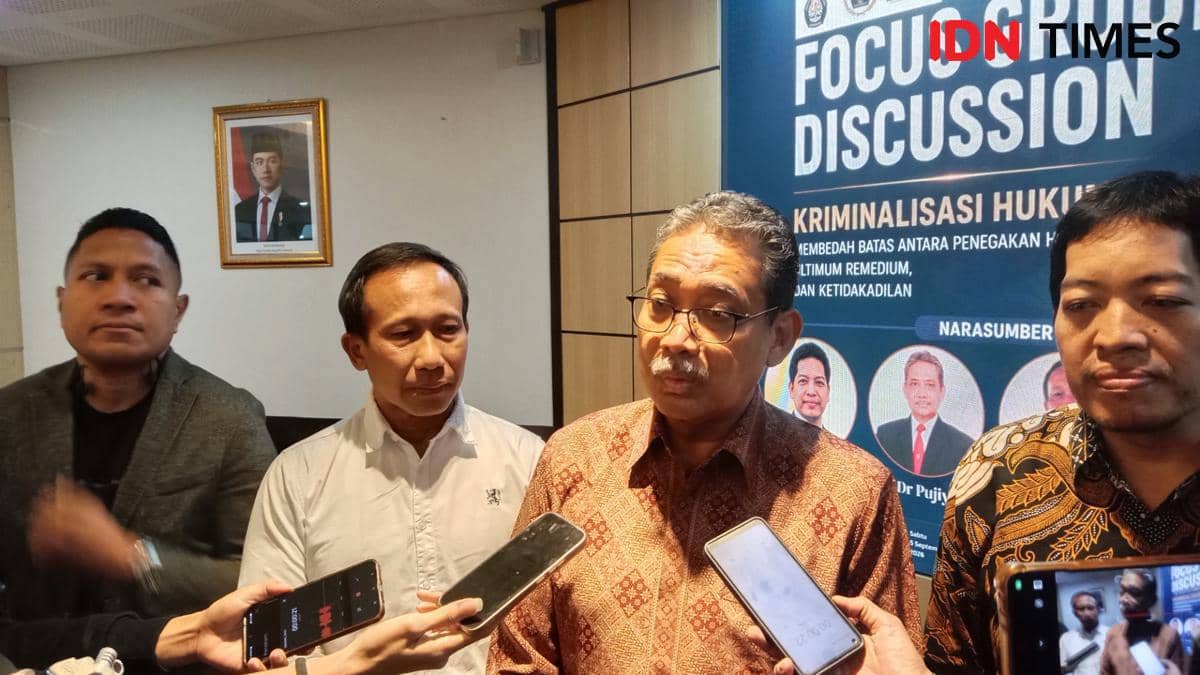 Empat narasumber hadir dalam forum diskusi kelompok terarah bersama Ruang Kawan Kreatif di sebuah ruangan.