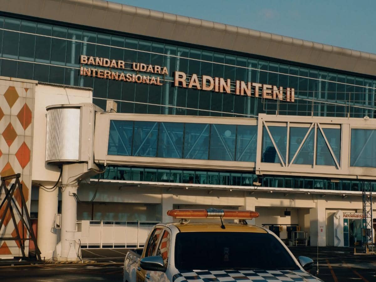Aktivitas penumpang Bandara Internasional Radin Inten II terdampak abu vulkanik akibat erupsi Gunung Anak Krakatau. (IDN Times/Tama Yudha Wiguna).