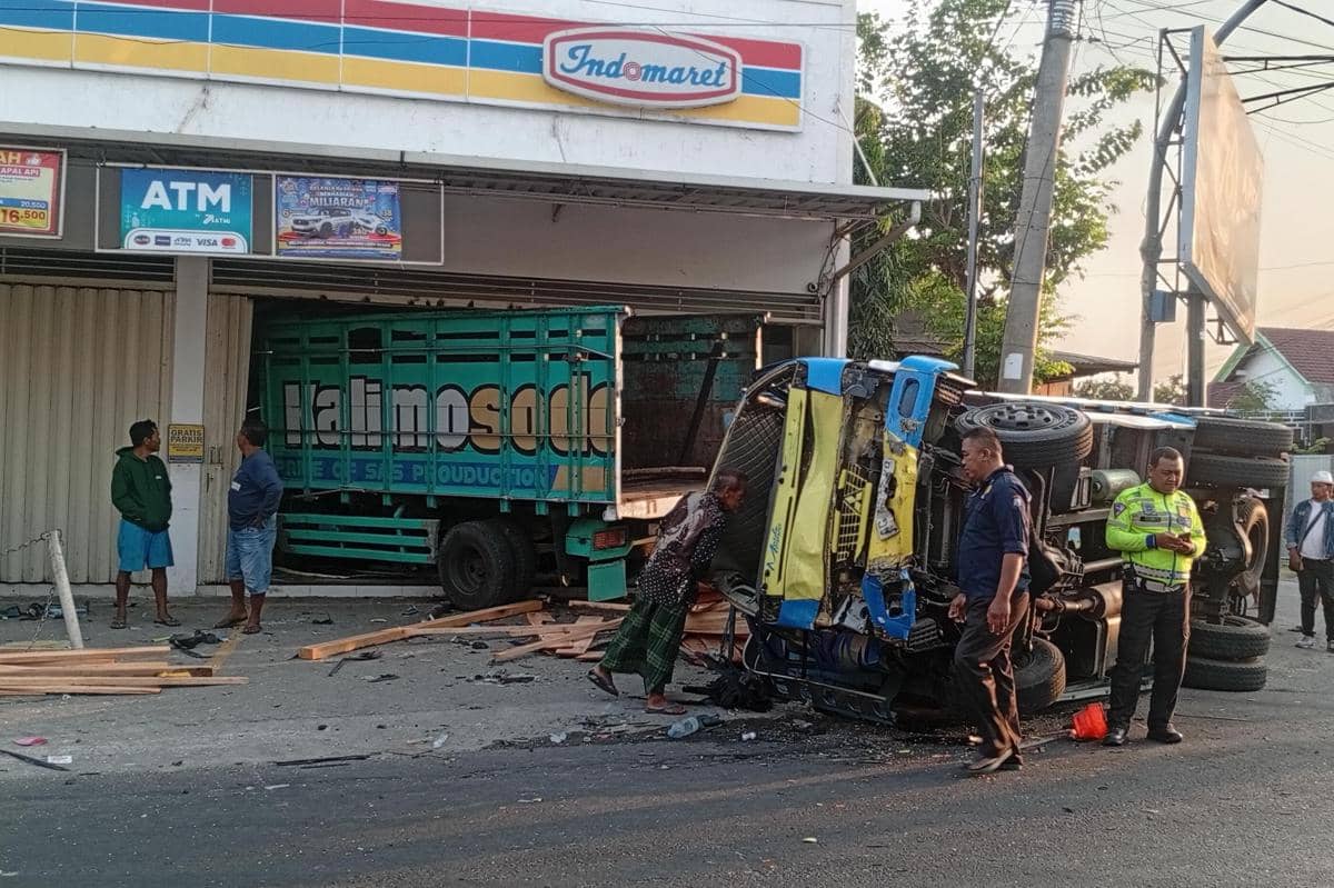 2 Truk Bertabrakan di Madiun, Satu Hantam Indomaret Satunya Terbalik