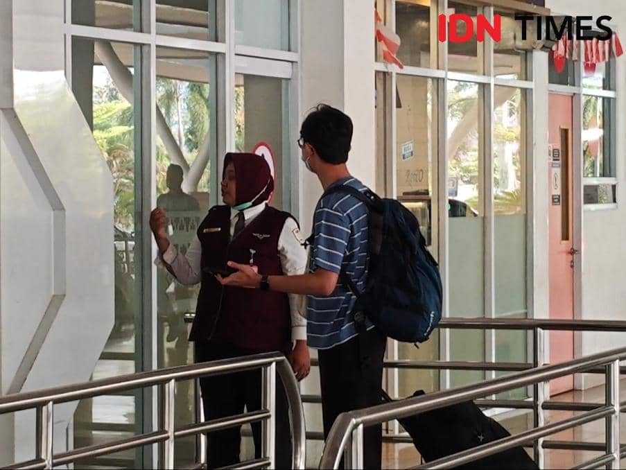 Aktivitas penumpang Bandara Internasional Radin Inten II terdampak abu vulkanik akibat erupsi Gunung Anak Krakatau. (IDN Times/Tama Yudha Wiguna).
