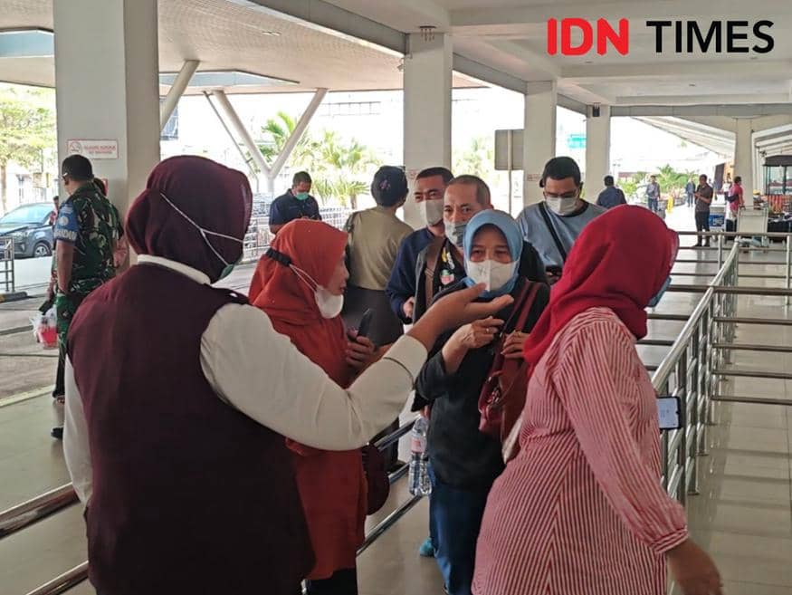 Aktivitas penumpang Bandara Internasional Radin Inten II terdampak abu vulkanik akibat erupsi Gunung Anak Krakatau. (IDN Times/Tama Yudha Wiguna).