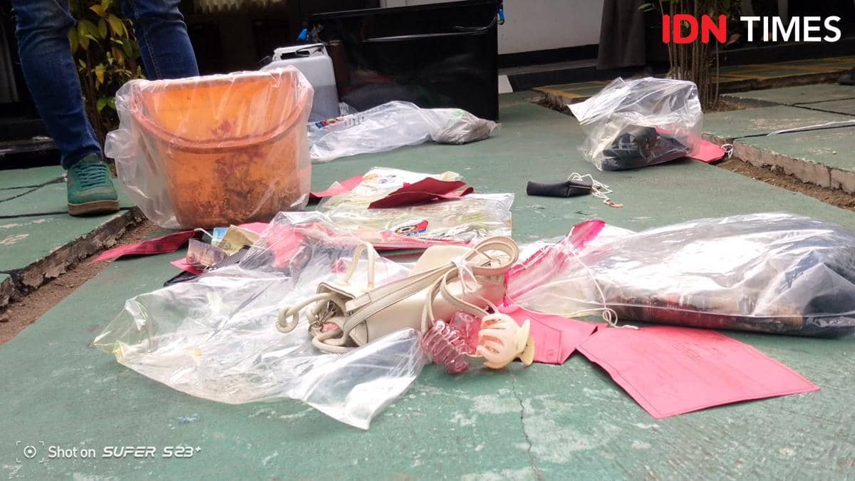 Sejumlah barang bukti kasus pembunuhan yang dilimpahkan ke Kejari Banyumas untuk proses persidangan.