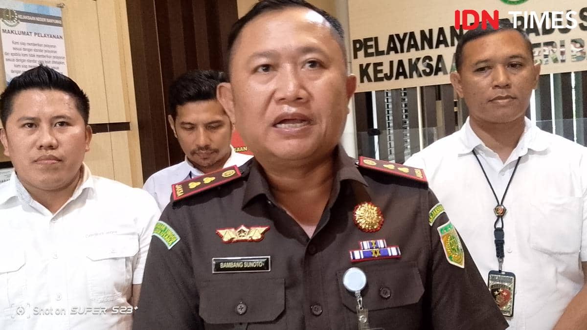 Kajari Banyumas Bambang Sunoto berbaju cokelat menyampaikan pelimpahan kasus pembunuhan Patikraja kepada awak media.