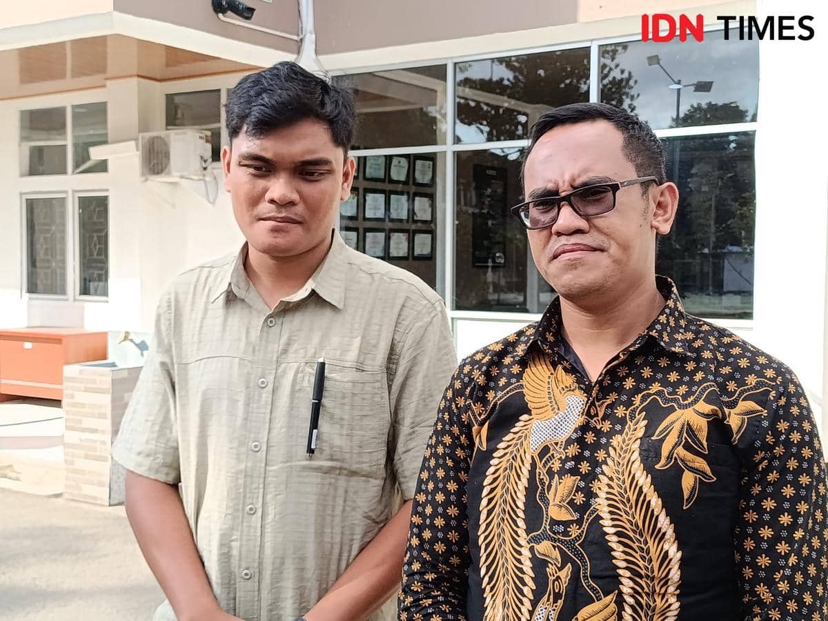 Amos Lafu, kuasa hukum warga, menyampaikan laporan terhadap mantan Direktur Utama Bank NTT di Kejati NTT.
