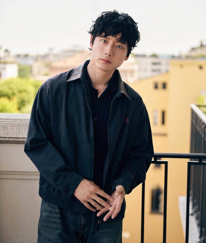 Kentaro Sakaguchi berpose dalam potret dengan rambut pendek, menatap kamera pada unggahan akun Instagram pribadinya.